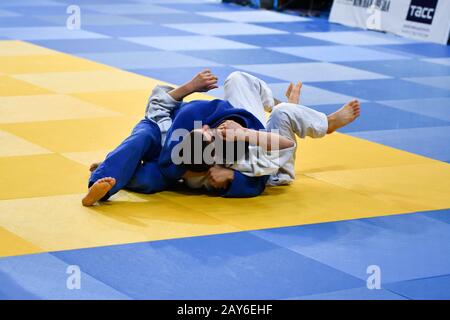 Orenbourg, Russie - 21 octobre 2016 : les garçons se disputent à Judo Banque D'Images