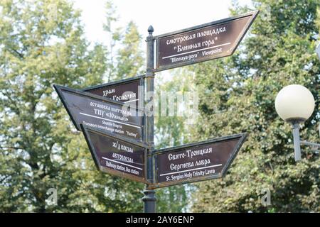 Serguiev Posad - Août 10, 2015 : Pointeur directions pour les attractions de la ville de Sergiev Posad Banque D'Images