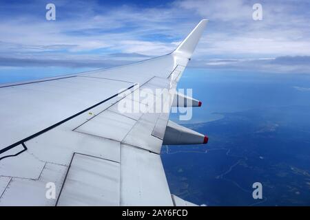 Ailes d'un avion on blue sky Banque D'Images