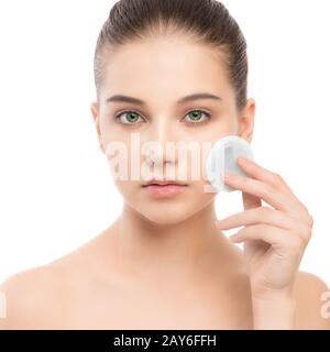 Jeune femme s'occupe de faire face à la peau. Parfait Nettoyage de la peau douce à l'aide de coton. Isolées. Banque D'Images