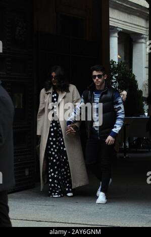 Milan, Italie. 14 février 2020. Nick Jonas et épouse Priyanka Chopra déjeuner dans le centre Nick Jonas, l'un des 3 frères du célèbre groupe musical 'FRÈRE JONAS' en concert ce soir à Milan, surpris au déjeuner dans un restaurant connu dans le centre avec sa femme Priyanka Chopra, Actrice modèle et chanteuse indienne, gagnante du concours de beauté Miss monde 2000, première actrice Bollywood à avoir remporté 5 filmfare Awards dans 5 catégories différentes. En 2015 protagoniste de la série télévisée américaine Quantico, il est ambassadeur de bonne volonté de l'UNICEF. Crédit: Agence De Photo Indépendante Srl/Alay Live N Banque D'Images