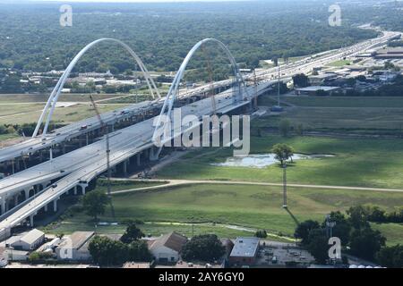 Vue sur le pont Margaret McDermott depuis le pont d'observation de la Tour de la Réunion à Dallas, Texas Banque D'Images