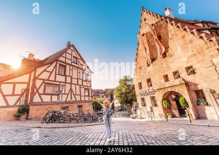 04 août 2019, Nuremberg, Allemagne : rues colorées et pittoresques de Nuremberg avec maisons à Colombages Banque D'Images