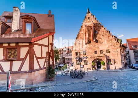 04 août 2019, Nuremberg, Allemagne : rues colorées et pittoresques de Nuremberg avec maisons à Colombages Banque D'Images