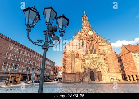 Vue sur l'église Frauenkirche sur la place du marché au coucher du soleil à Nuremberg. Attractions touristiques en Allemagne Banque D'Images