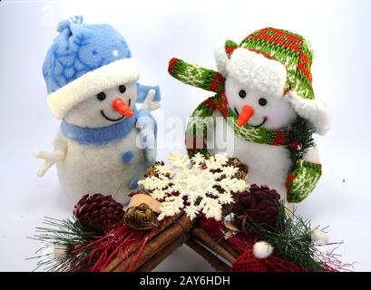 Duo avec un bonhomme de neige star et deux glands sur fond blanc Banque D'Images