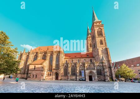 04 août 2019, Nuremberg, Allemagne : cathédrale Saint-Sebald et touristes sur la place Banque D'Images