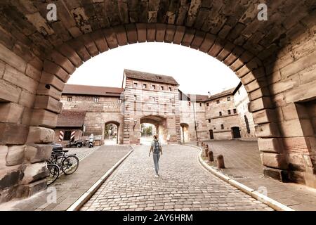 Femme de tourisme à l'entrée de la vieille ville de Nuremberg, destination touristique et de voyage. Banque D'Images