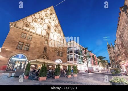 04 août 2019, Nuremberg, Allemagne : vue nocturne sur la rue de la vieille ville avec la vieille taverne Banque D'Images