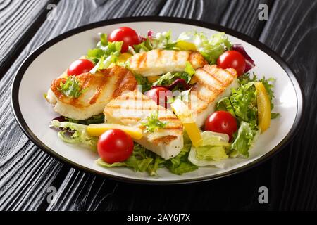 Hallucinant grillé avec des légumes frais rapprochés sur la plaque sur la table. Style méditerranéen. Horizontal Banque D'Images