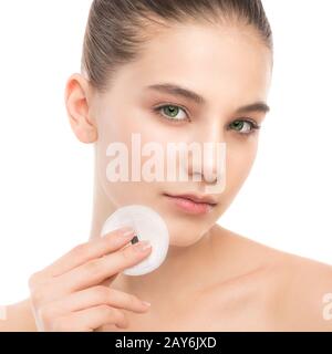 Jeune femme s'occupe de faire face à la peau. Parfait Nettoyage de la peau douce à l'aide de coton. Isolées. Banque D'Images