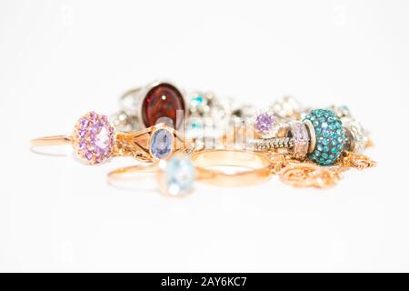 Collection de bijoux avec beau anneau doré avec pierre violette isolée sur fond blanc Banque D'Images