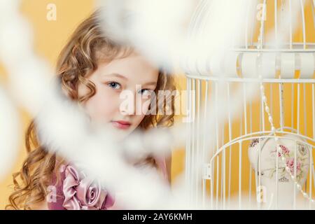 Pretty blue-eyed girl posing looking at camera Banque D'Images