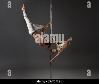 Pôle de danseurs faisant des exercices en paire studio shot Banque D'Images