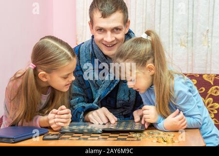 Le pape montre les enfants collection de monnaies et souriant s'est penché sur le châssis Banque D'Images