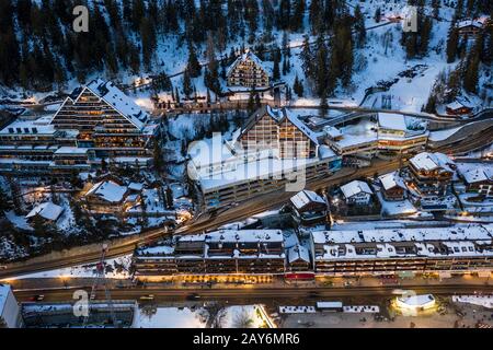 Vue aérienne du centre du village de Crans-Montana avec de nombreux hôtels de style chalet et résidence en Valais, Suisse Banque D'Images