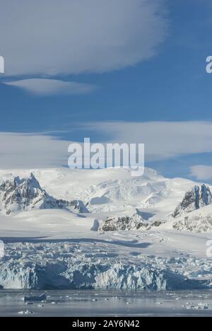 Glaciers et montagnes sur la côte de la péninsule Antarctique, journée ensoleillée Banque D'Images