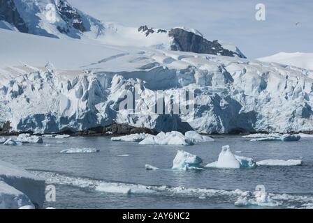 Les glaciers et les montagnes, sur la côte de la péninsule Antarctique, un jour d'été ensoleillé Banque D'Images