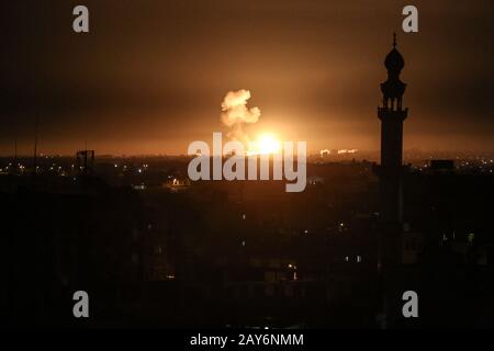 Une boule de feu et de fumée s'élève au-dessus des bâtiments lors des frappes aériennes israéliennes visant des positions de Qassam, le Hamas, dans la bande de Gaza, le 05 février 2020. Banque D'Images