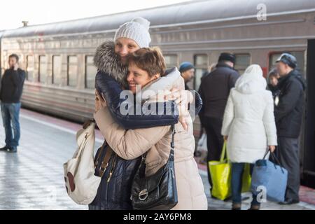 Sa fille adulte rencontré ma mère à la gare à la gare Banque D'Images