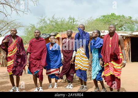 Danse des villageois dans un village Banque D'Images