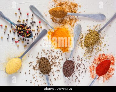 Contexte alimentaire épices indiennes on white Banque D'Images