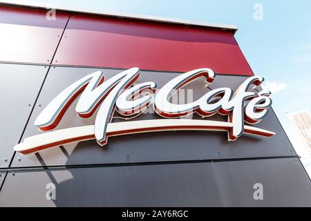 21 juillet 2019, Stuttgart, Allemagne : logo McCafe sur Le bâtiment Mcdonalds Banque D'Images