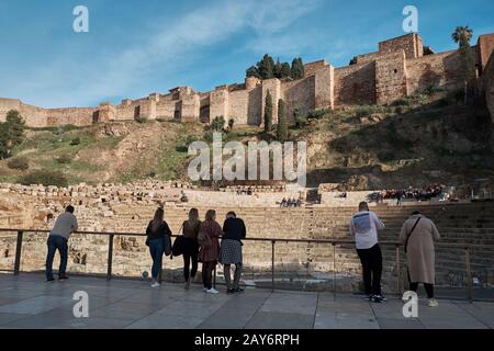 On regarde le théâtre romain et l'alcazaba de Málaga, Andalousie, Espagne. Banque D'Images