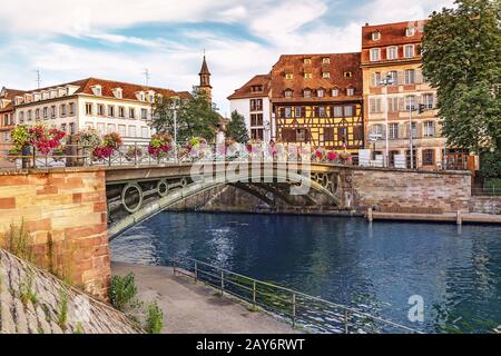 Un paysage urbain classique avec rivière et pont dans la région De La Petite France de Strasbourg Banque D'Images