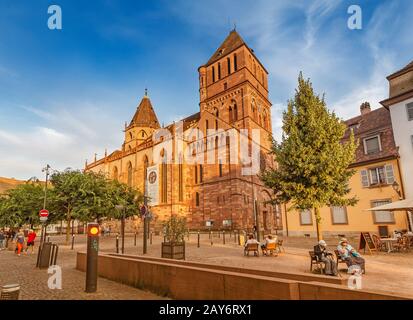 21 juillet 2019, Strasbourg, France : église Saint Thomas de Strasbourg et repos des personnes à la chaude journée estivale Banque D'Images