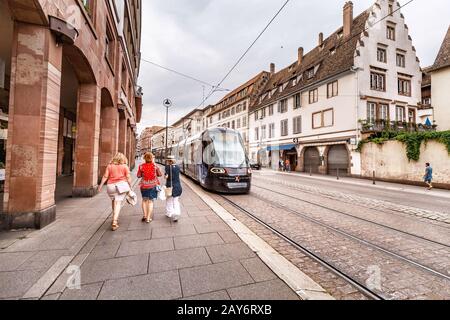 21 juillet 2019, Strasbourg, France : ligne de tramway moderne et passager dans la ville Banque D'Images