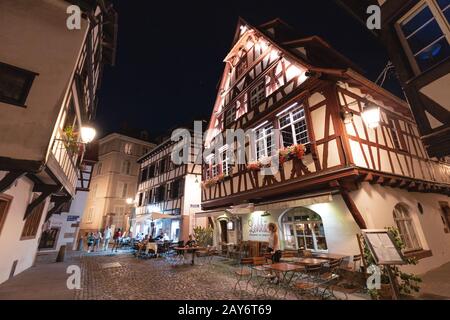 21 juillet 2019, Strasbourg, France : maison à colombages avec restaurant au crépuscule Banque D'Images