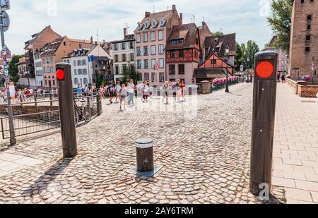 22 juillet 2019, Strasbourg, France : barrière automatique de voiture qui prolonge le pilier à l'entrée de la zone piétonne dans la région du petit-France Banque D'Images