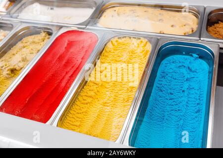 Crème glacée colorée sur le présentoir dans la boutique de bonbons Banque D'Images