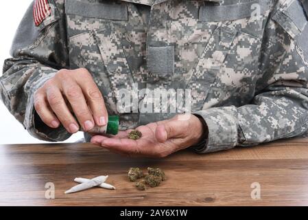 Concept d'abus de drogues militaires. Gros plan du soldat avec de la marijuana médicale pour traiter ses symptômes de SSPT. Banque D'Images