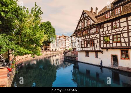 Paysage urbain de Strasbourg au coucher du soleil. Célèbre petite France quartier et c'est des réflexions dans La Mauvaise rivière Banque D'Images