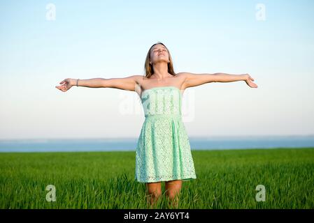 Bonheur femme rester extérieur sous la lumière du soleil de coucher du soleil Banque D'Images