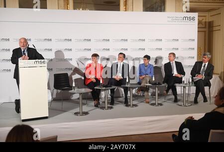 Munich, Allemagne. 14 février 2020. Joseph E. Stiglitz, économiste (l-r), Kristalina Georgieva, directrice générale du Fonds monétaire international, Mitt Romney, sénateur américain des États-Unis, Arancha González Laya, économiste, Oliver Zipse, président du conseil d'administration de BMW AG, Et Mohamed Aly El-Erian, ancien président du Conseil d'administration de la Pacific Investment Management Company, participe à un débat de groupe le premier jour de la 56ème Conférence de Munich sur la sécurité. Crédit: Felix Hörhager/Dpa/Alay Live News Banque D'Images