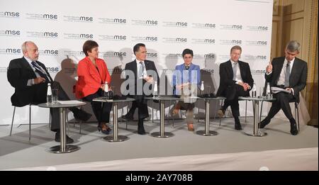 Munich, Allemagne. 14 février 2020. Joseph E. Stiglitz, économiste (l-r), Kristalina Georgieva, directrice générale du Fonds monétaire international, Mitt Romney, sénateur américain des États-Unis, Arancha González Laya, économiste, Oliver Zipse, président du conseil d'administration de BMW AG, Et Mohamed Aly El-Erian, ancien président du Conseil d'administration de la Pacific Investment Management Company, siège à un groupe de discussion le premier jour de la 56ème Conférence de Munich sur la sécurité. Crédit: Felix Hörhager/Dpa/Alay Live News Banque D'Images