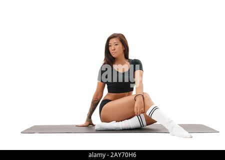 Asian woman practicing yoga ou Pilates Banque D'Images