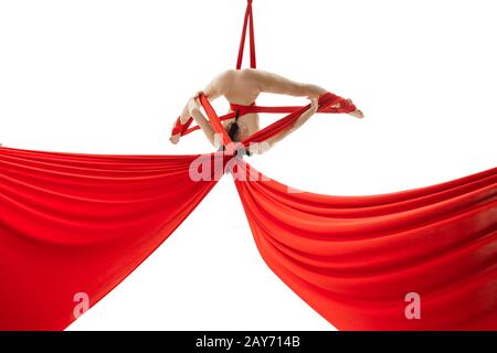 Aerialist faire trucs et astuces sur les soies aériennes acrobatiques Banque D'Images