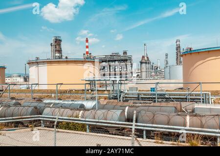 Installations de combustibles et de produits chimiques et zone industrielle avec réservoirs de stockage et de chemin de fer pour le transport de liquides Banque D'Images