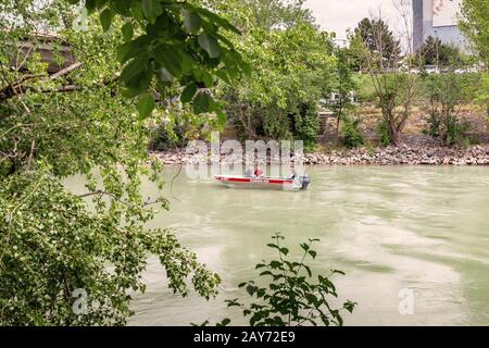 19 juillet 2019, Vienne, Autriche : un bateau de sauvetage avec la police ou les pompiers effectuent des travaux d'urgence sur le canal du Danube à Vienne Banque D'Images