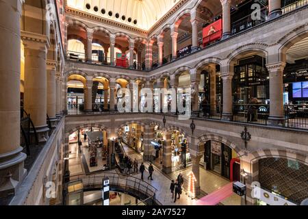 Amsterdam, Pays-Bas - 30 janvier 2020: Les gens se tenteront à l'intérieur du luxueux centre commercial Magna Plaza d'Amsterdam. Le bâtiment date du 19ème cen Banque D'Images