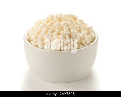 Dans un bol de fromage cottage isolé sur blanc Banque D'Images