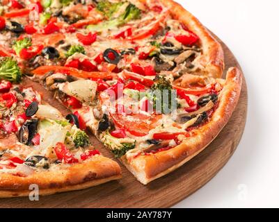 Morceau de pizza végétarienne avec isolé de chou-fleur Banque D'Images