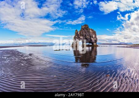 La falaise dans la baie de Hoonah pendant la marée basse au coucher du soleil Banque D'Images