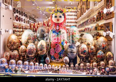 04 mai 2019, Moscou, Russie: Souvenir et boutique de cadeaux avec matryoshka poupées imbriquées à vendre Banque D'Images