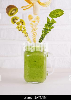 Ingrédients Smoothie en battant Banque D'Images