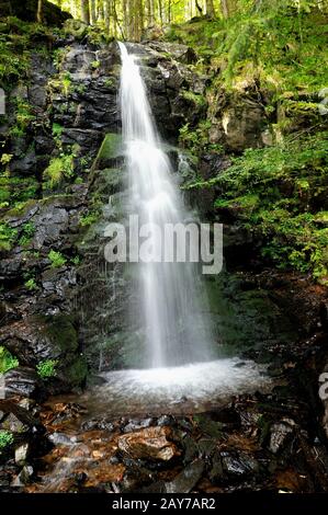 Partie supérieure de la cascade de Zweribach dans la forêt noire de Simonswald, Allemagne Banque D'Images